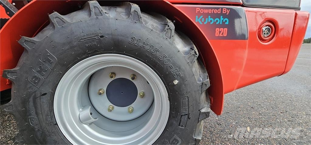 QuattroX 820C Avo-ohjaamolla Mini loaders