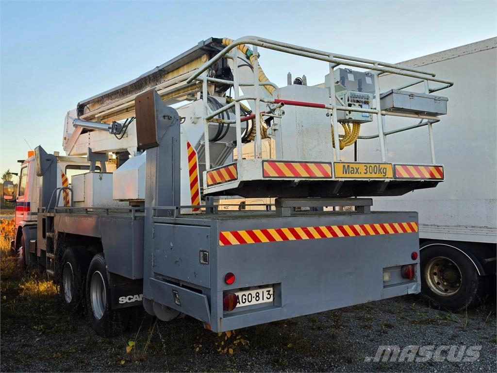Scania 82H 6X2 Henkilönosturilla Truck mounted cranes