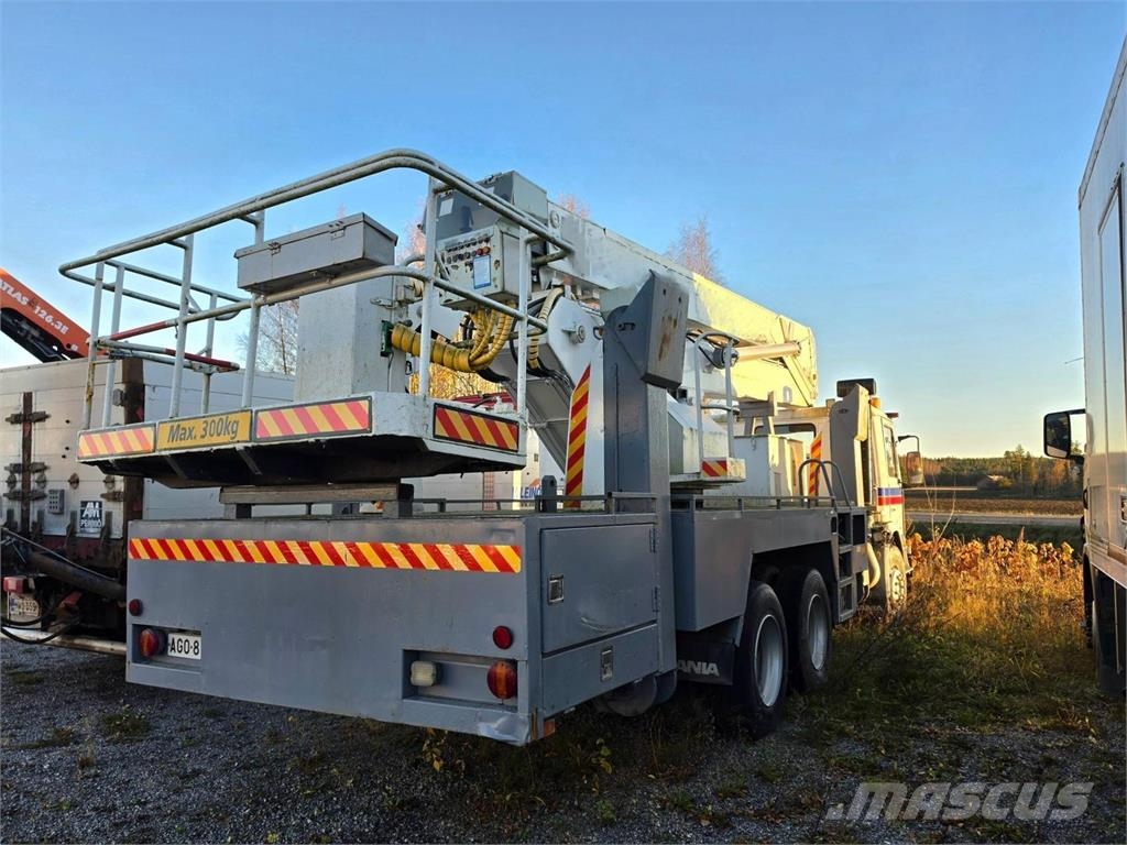 Scania 82H 6X2 Henkilönosturilla Truck mounted cranes