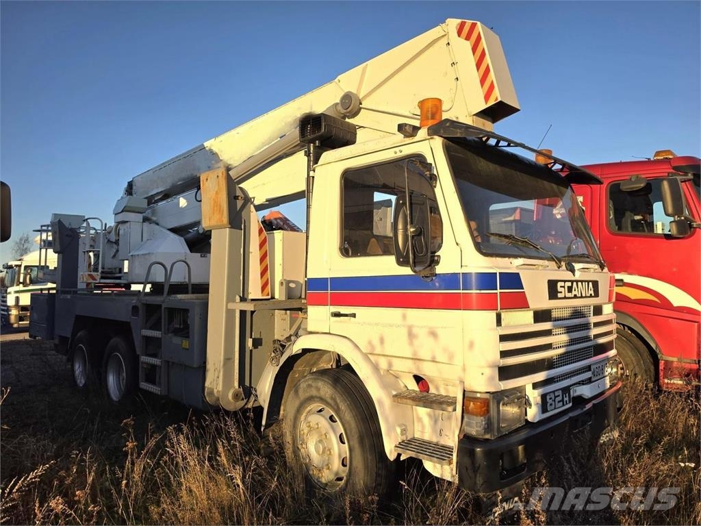 Scania 82H 6X2 Henkilönosturilla Truck mounted cranes