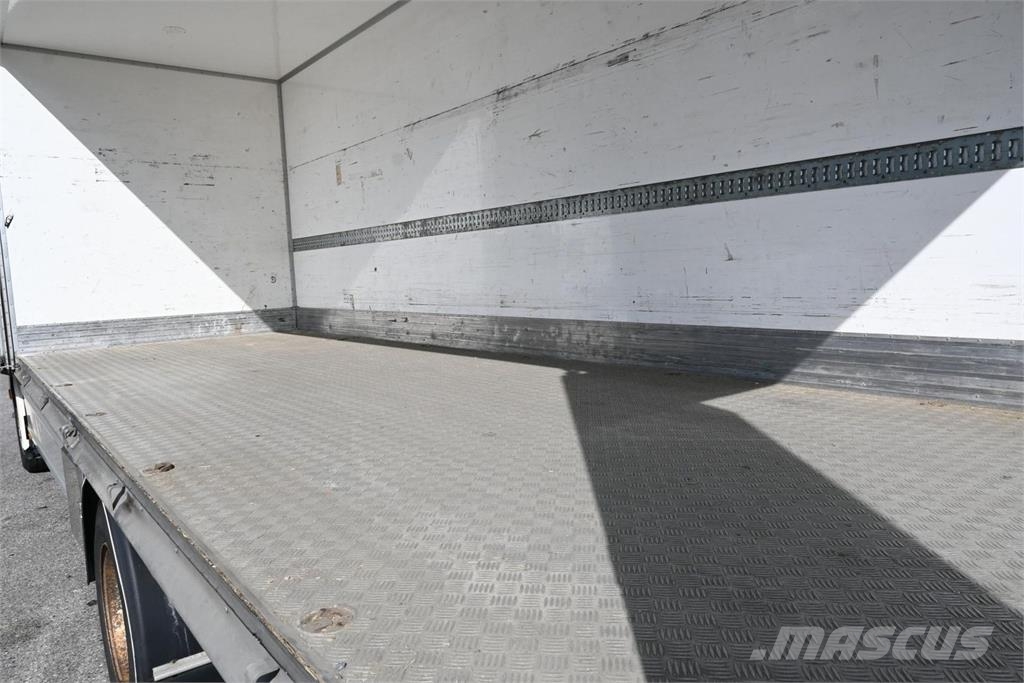 Scania P320 4x2 Camiones caja cerrada