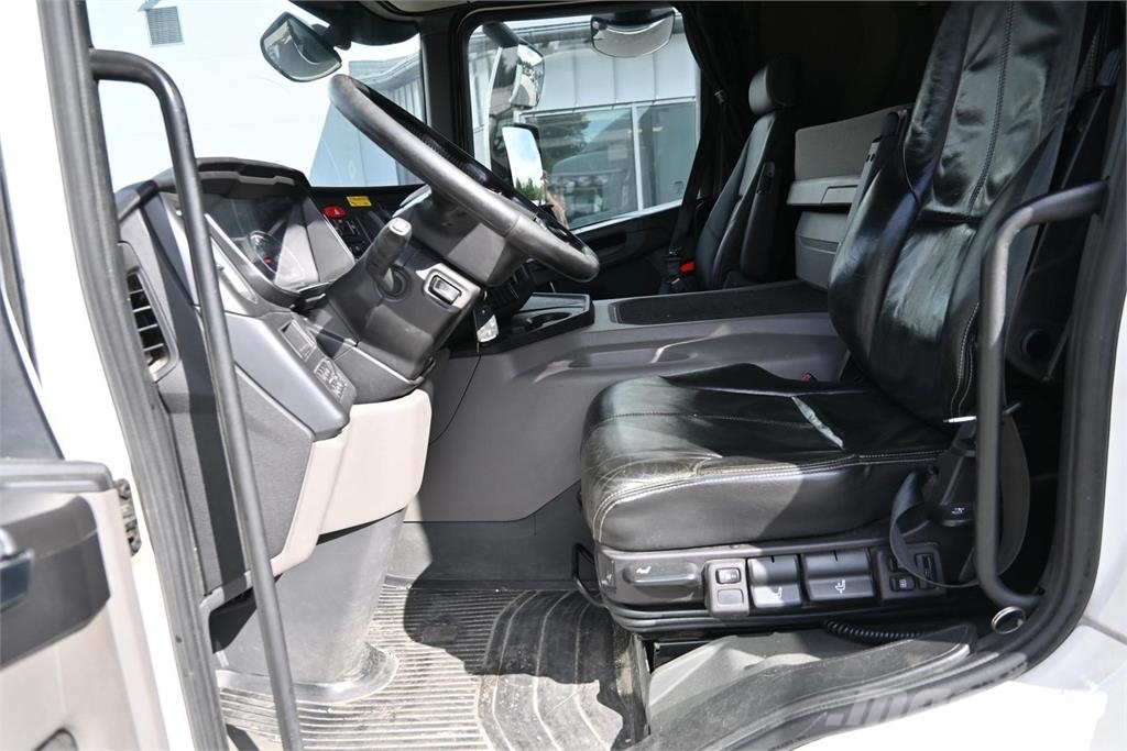 Scania P320 4x2 Camiones caja cerrada