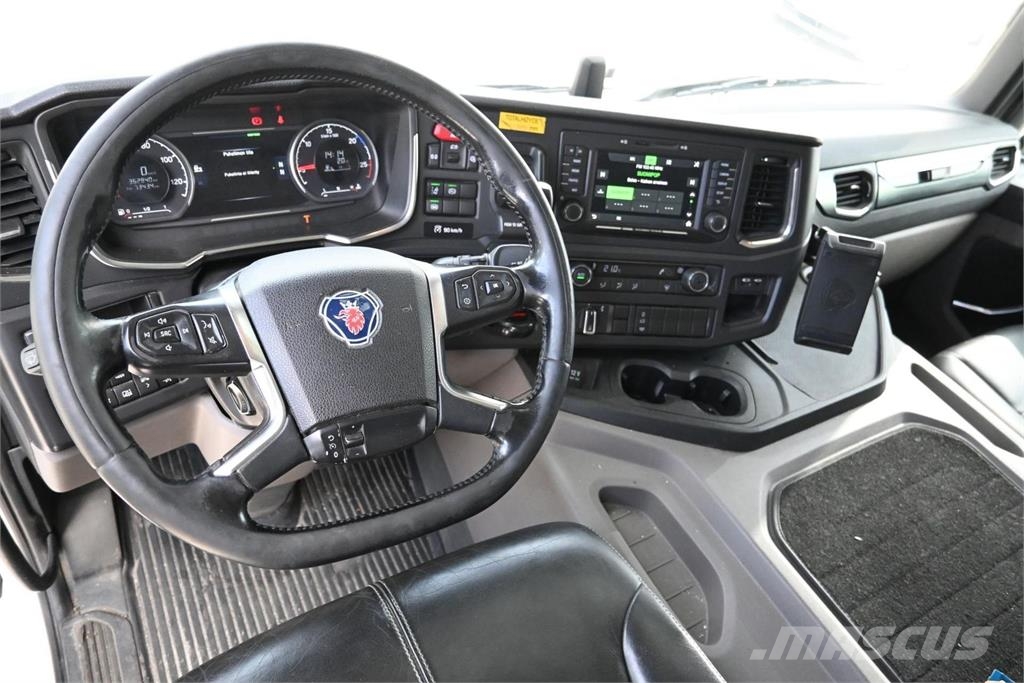 Scania P320 4x2 Camiones caja cerrada