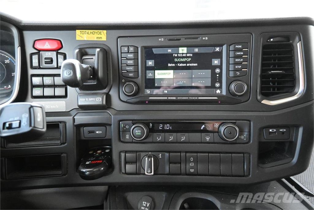 Scania P320 4x2 Camiones caja cerrada