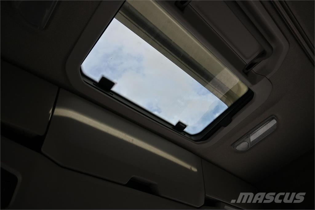 Scania P320 4x2 Camiones caja cerrada