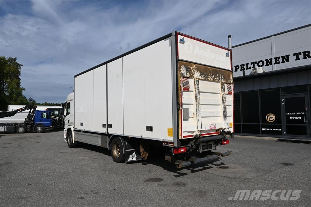 Scania P320 4x2 Camiones caja cerrada