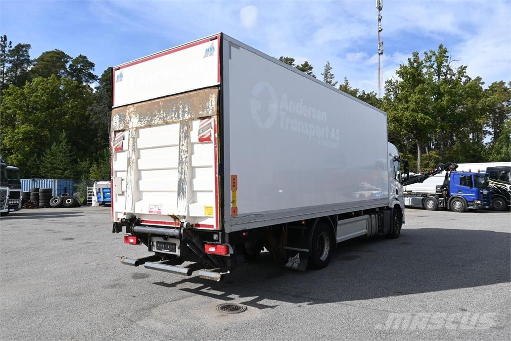 Scania P320 4x2 Camiones caja cerrada