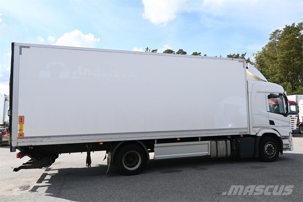 Scania P320 4x2 Camiones caja cerrada