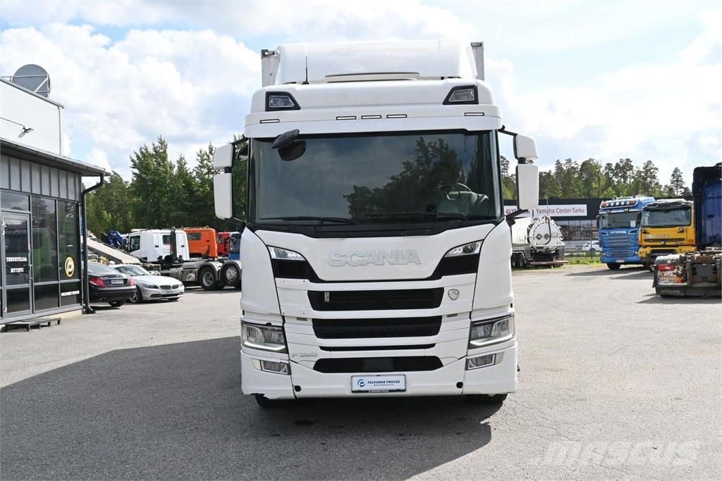Scania P320 4x2 Camiones caja cerrada