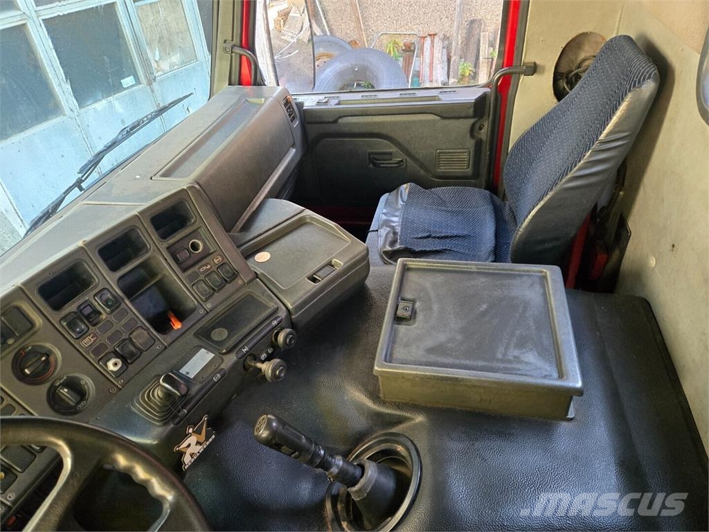 Scania PL93HL-6x2 Treileri ar āķi