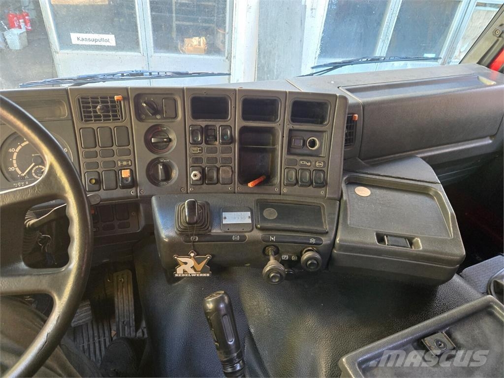 Scania PL93HL-6x2 Treileri ar āķi