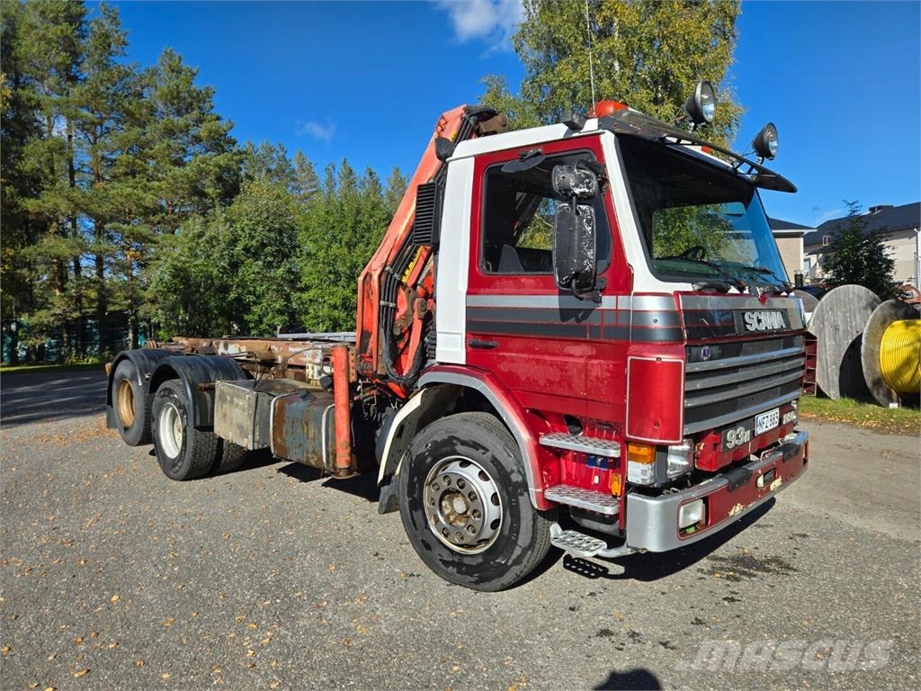 Scania PL93HL-6x2 Treileri ar āķi