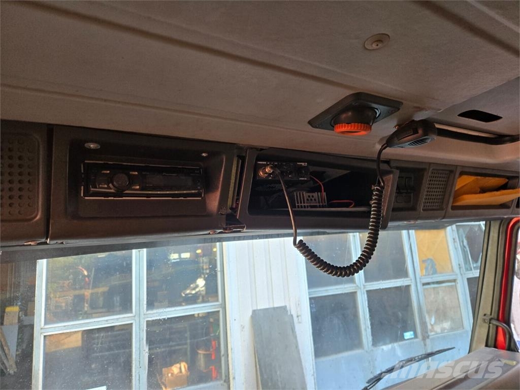 Scania PL93HL-6x2 Treileri ar āķi