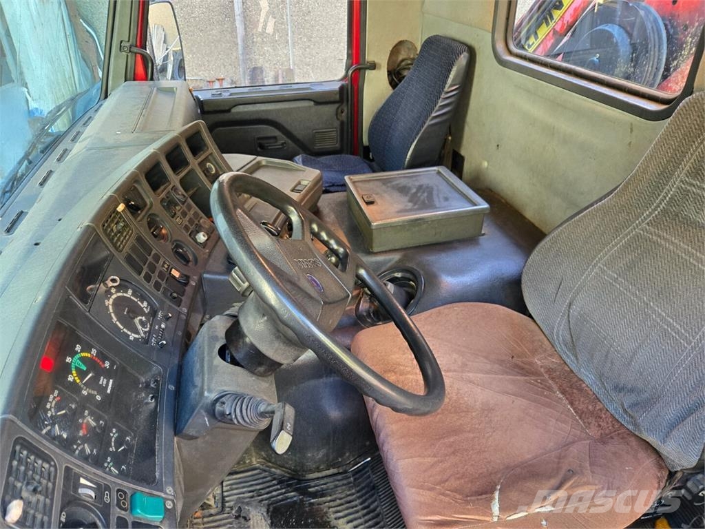 Scania PL93HL-6x2 Treileri ar āķi