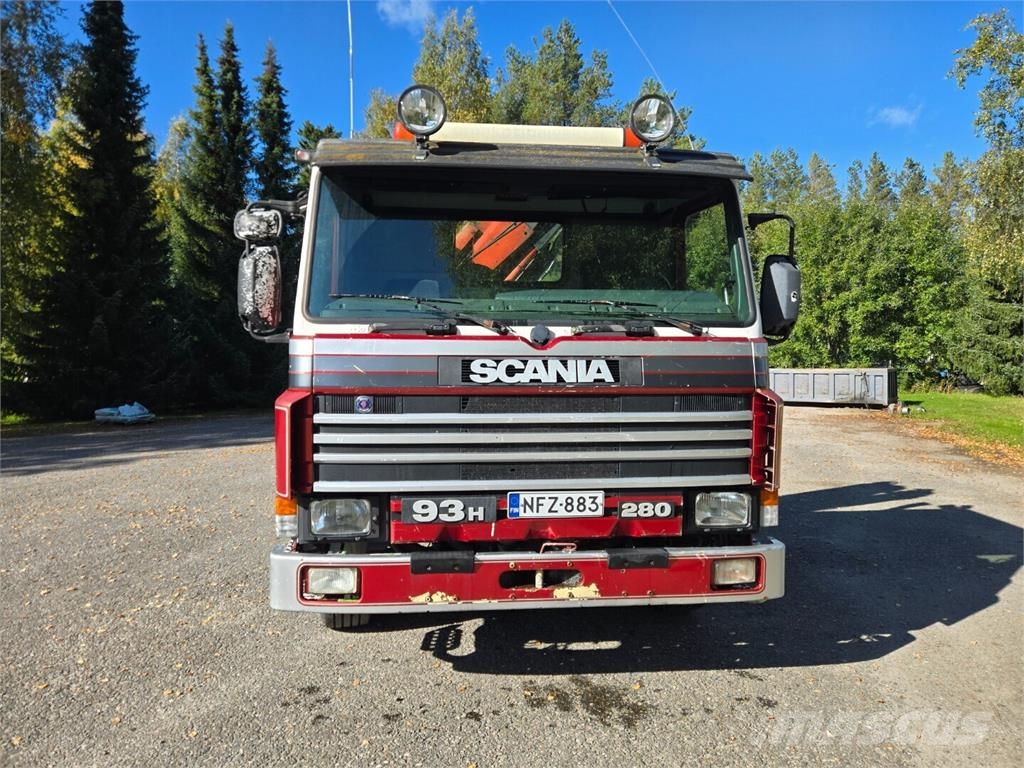 Scania PL93HL-6x2 Treileri ar āķi