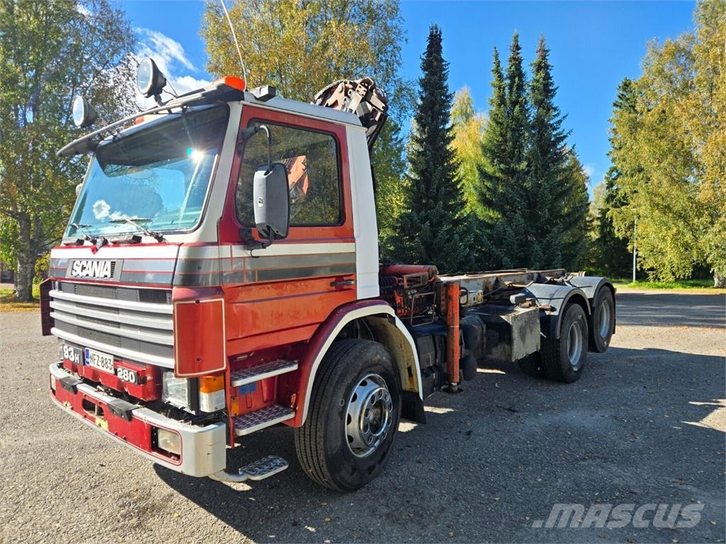 Scania PL93HL-6x2 Treileri ar āķi