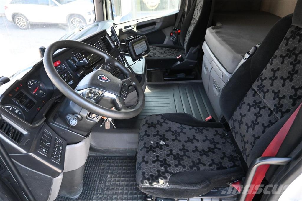 Scania R450 6x2 umpikaappi Camiones con caja de remolque