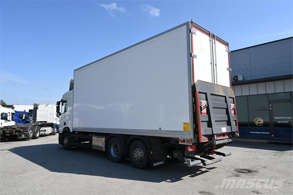 Scania R450 6x2 umpikaappi Camiones con caja de remolque