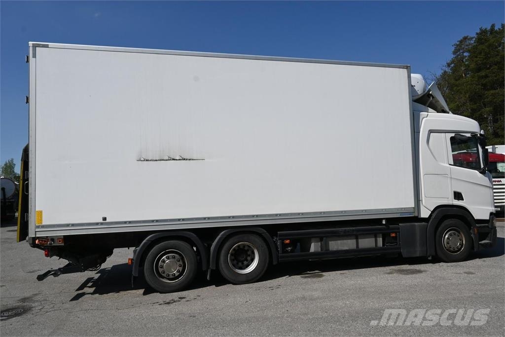 Scania R450 6x2 umpikaappi Camiones con caja de remolque