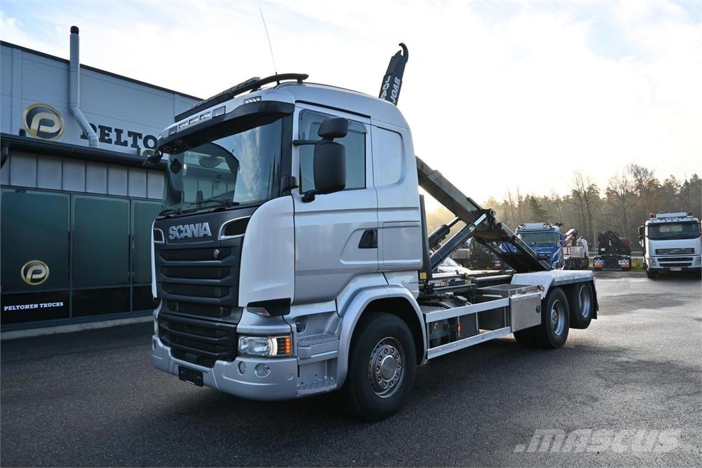 Scania R520 6x2 Rol kiper kamioni s kukama za dizanje