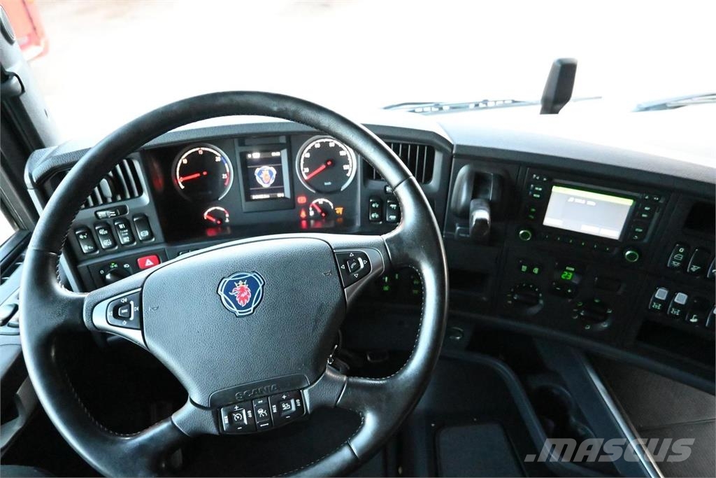 Scania R520 6x2 Rol kiper kamioni s kukama za dizanje