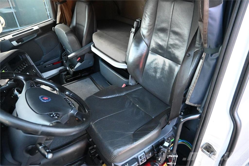 Scania R520 6x2 Rol kiper kamioni s kukama za dizanje