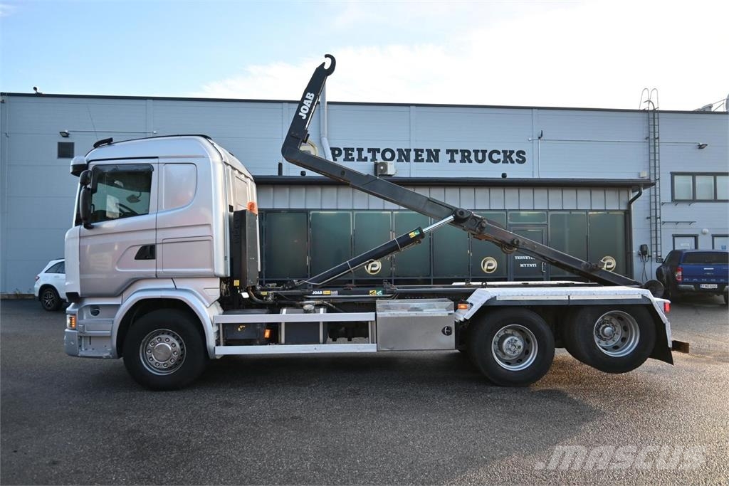 Scania R520 6x2 Rol kiper kamioni s kukama za dizanje
