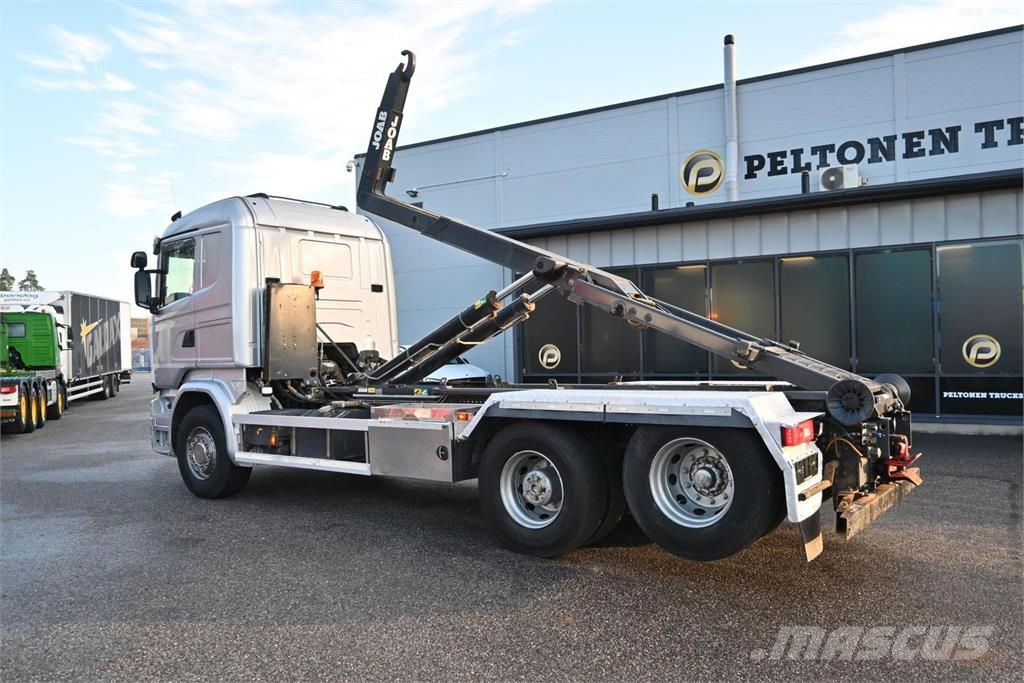 Scania R520 6x2 Rol kiper kamioni s kukama za dizanje