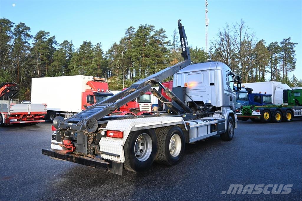Scania R520 6x2 Rol kiper kamioni s kukama za dizanje