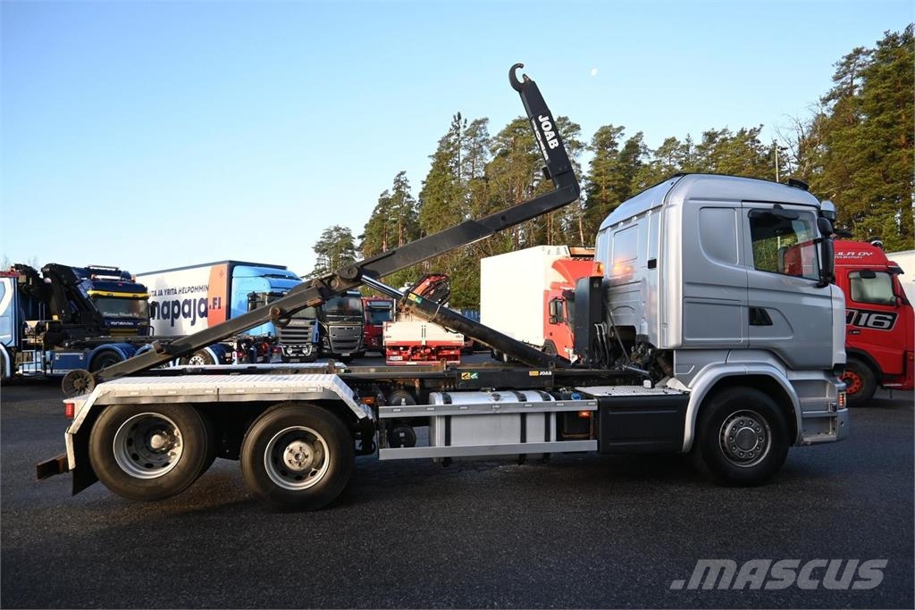 Scania R520 6x2 Rol kiper kamioni s kukama za dizanje