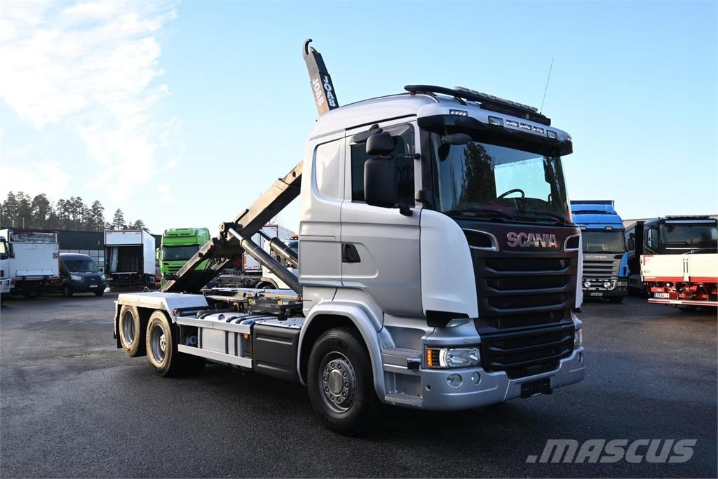 Scania R520 6x2 Rol kiper kamioni s kukama za dizanje