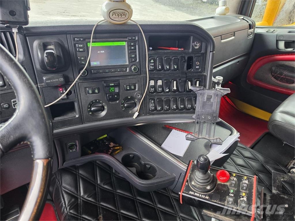 Scania R730 8X4, Joab Koukkulaite, Aurapuskuri Rol kiper kamioni s kukama za dizanje