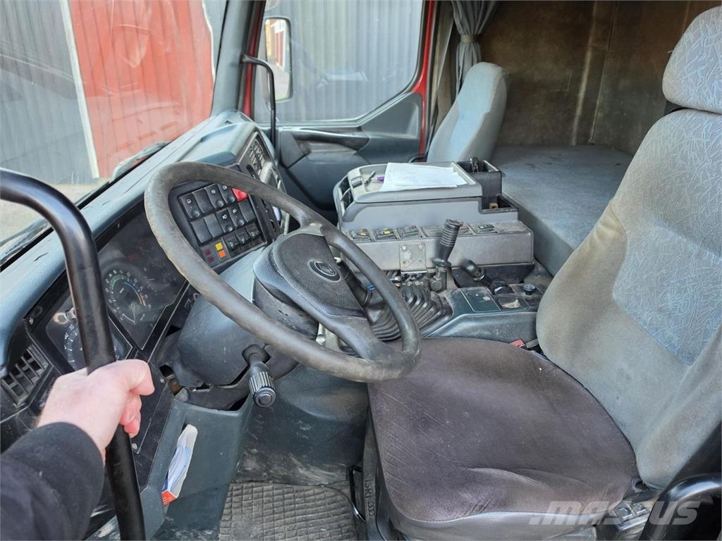 Sisu E11 410 8X2 Kaivinkoneritilä Kamioni za prijevoz šumskih strojeva