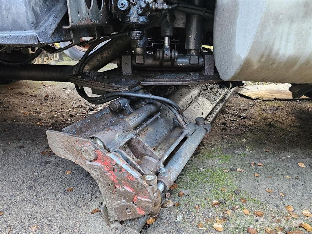 Sisu E11 6X2 Tiehoitoauto Pojazdy komunalne