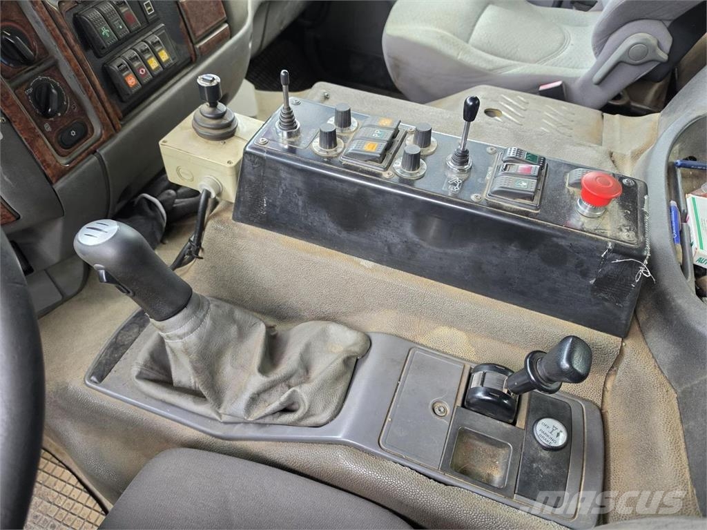 Sisu E11 8X2 Tienhoitoauto Pilsētas atkritumvedēji