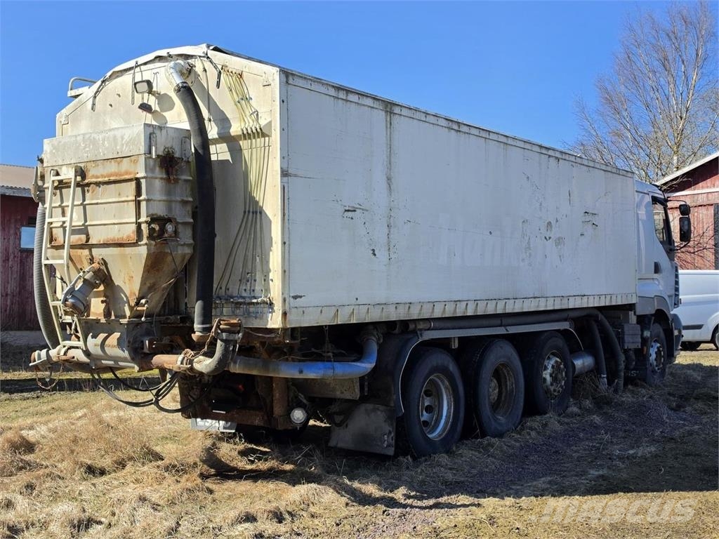 Sisu E12 480 8X2 Rehuyhdistelmä Otros camiones