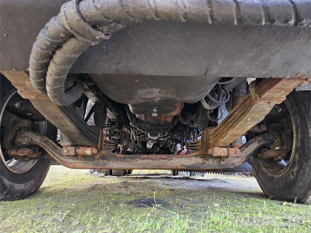 Sisu E12 6X4 Tiehoitoauto Комунальні автомобілі / автомобілі загального призначення