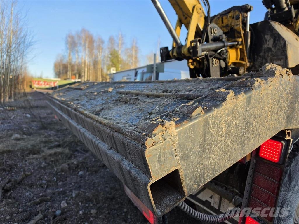 Sisu E13 500 10X4 Kaivinkoneritilä Camiones de transporte de maquinaria forestal