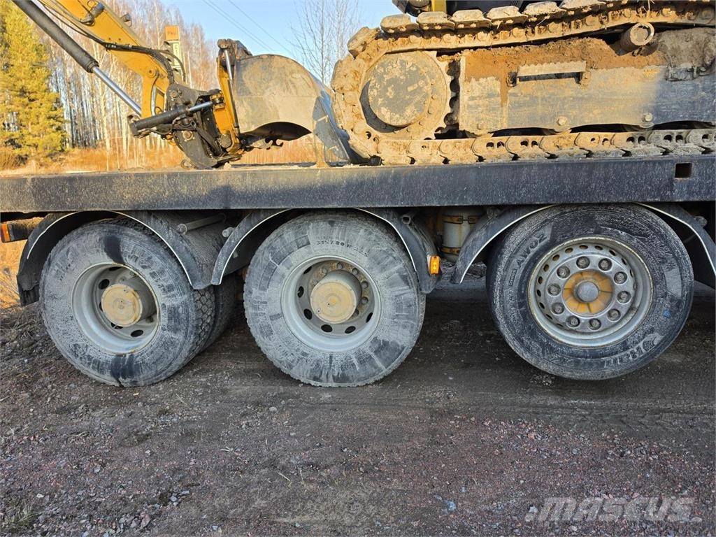 Sisu E13 500 10X4 Kaivinkoneritilä Camiones de transporte de maquinaria forestal