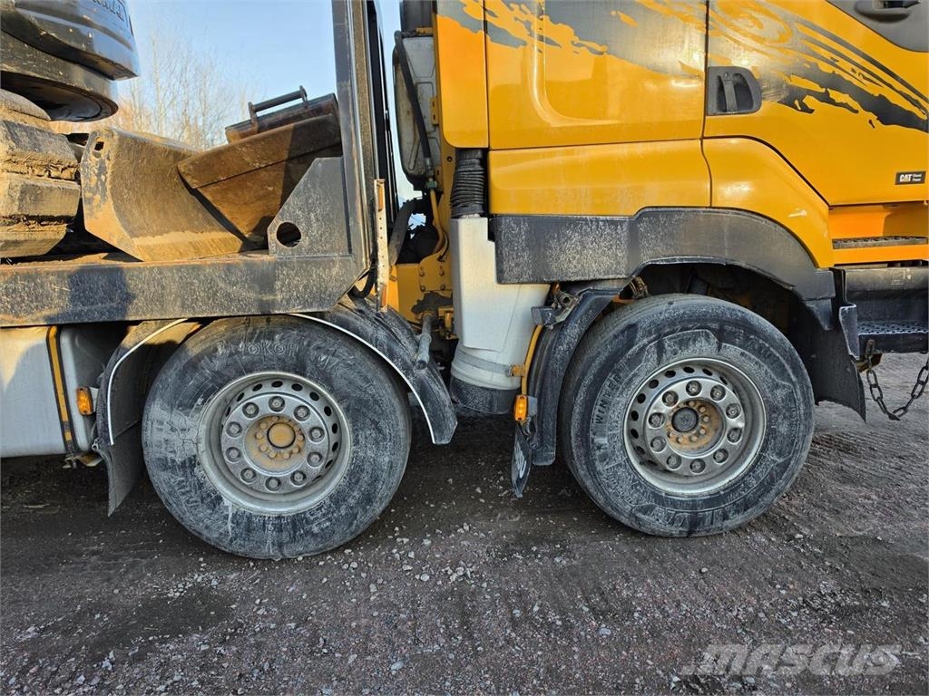 Sisu E13 500 10X4 Kaivinkoneritilä Camiones de transporte de maquinaria forestal