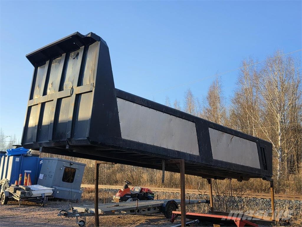 Sisu E13 500 10X4 Kaivinkoneritilä Camiones de transporte de maquinaria forestal