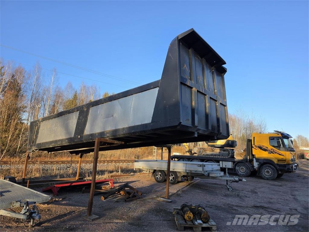 Sisu E13 500 10X4 Kaivinkoneritilä Camiones de transporte de maquinaria forestal