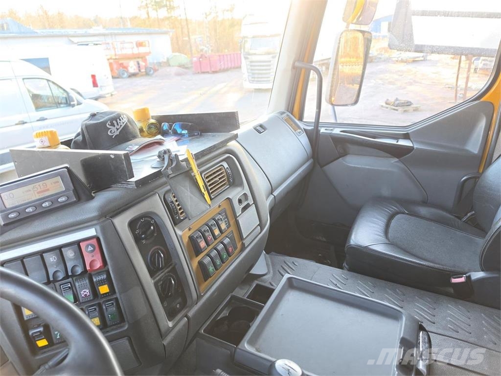 Sisu E13 500 10X4 Kaivinkoneritilä Camiones de transporte de maquinaria forestal
