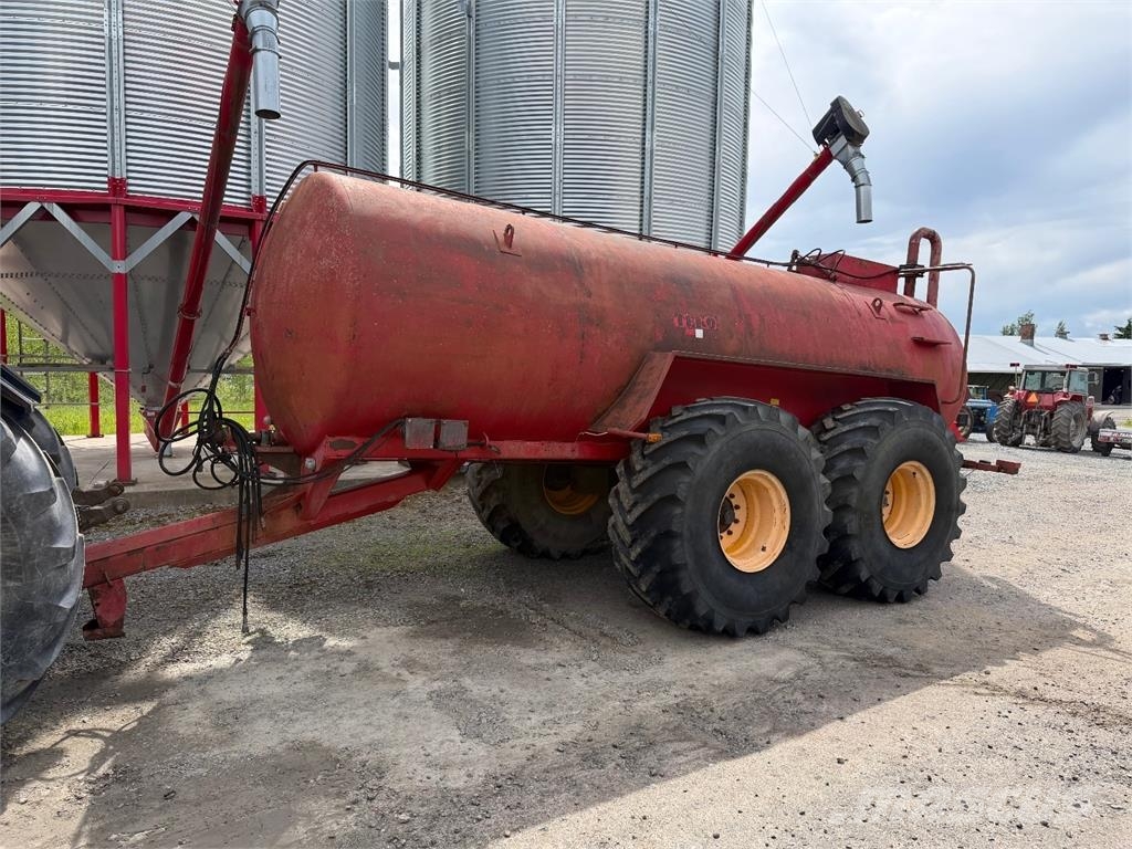 Teko 15 m3 VAUNU ISOILLA RENKAILLA Other fertilizing machines and accessories