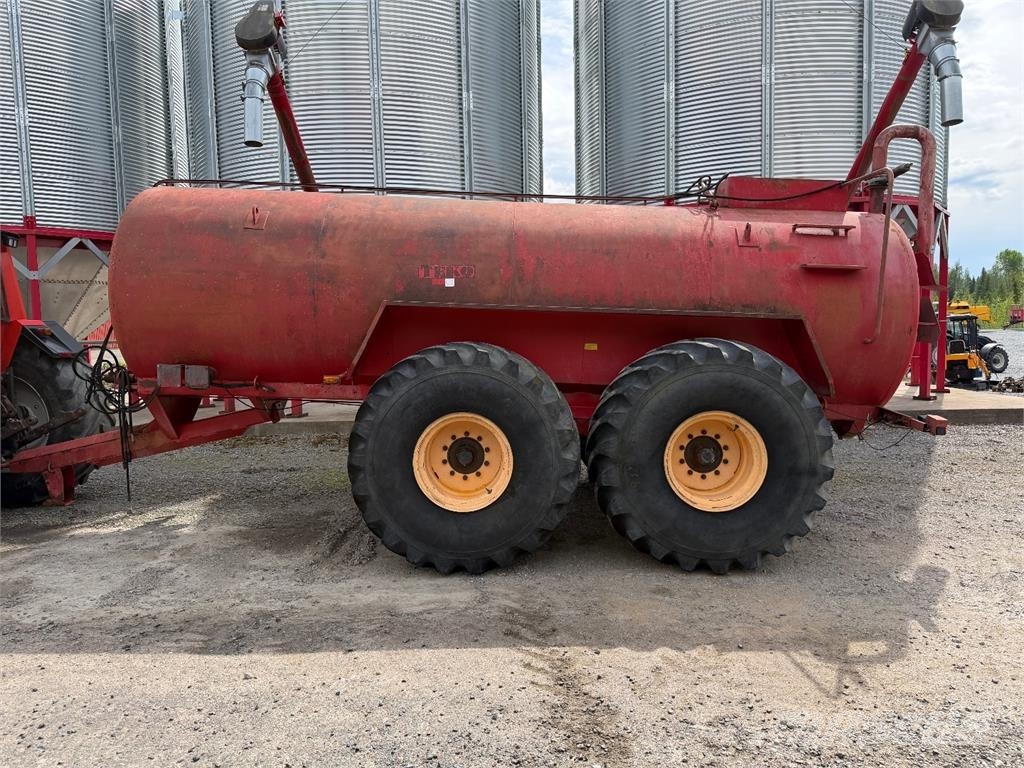 Teko 15 m3 VAUNU ISOILLA RENKAILLA Other fertilizing machines and accessories