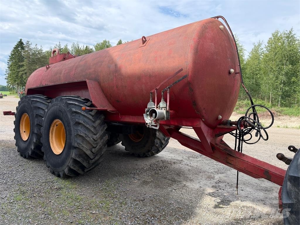 Teko 15 m3 VAUNU ISOILLA RENKAILLA Other fertilizing machines and accessories