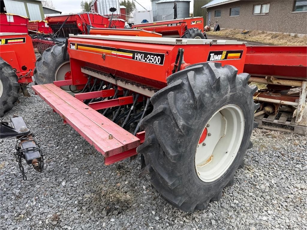 Tume 2500 NYT SOPIVASTI KONE Plantadores
