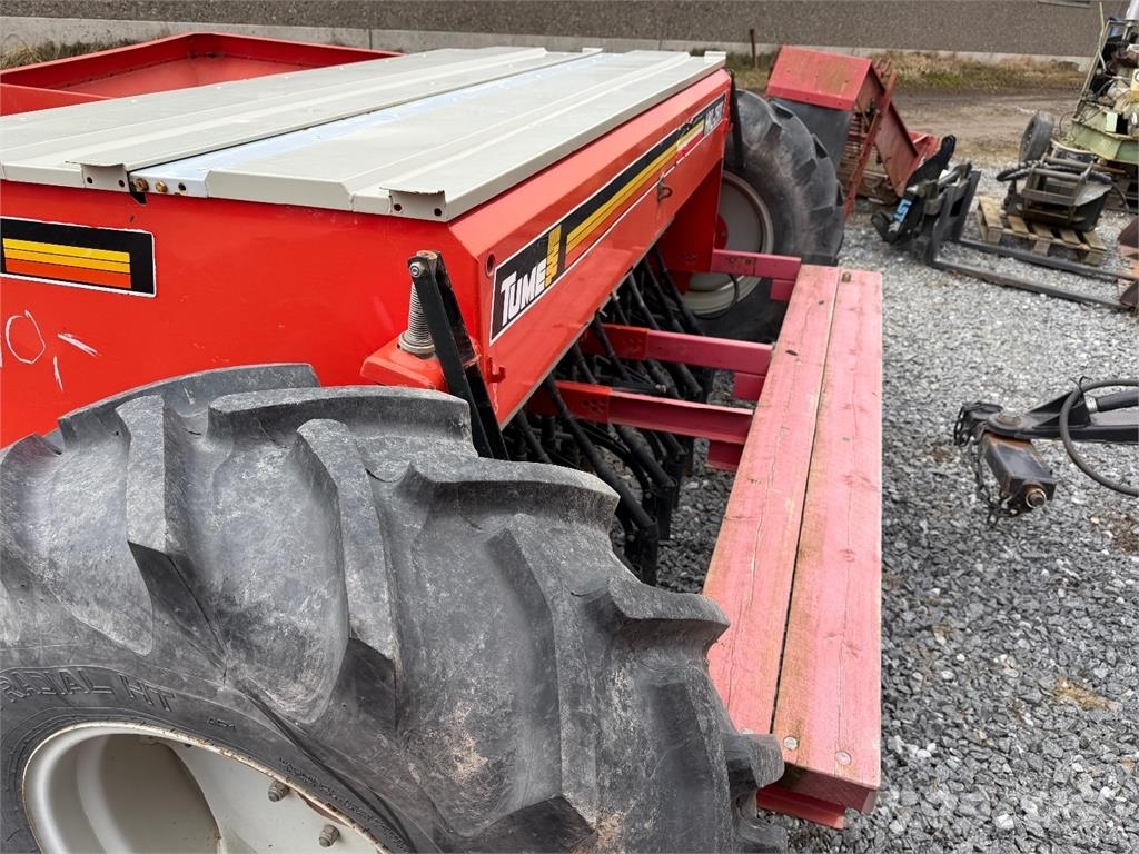 Tume 2500 NYT SOPIVASTI KONE Plantadores