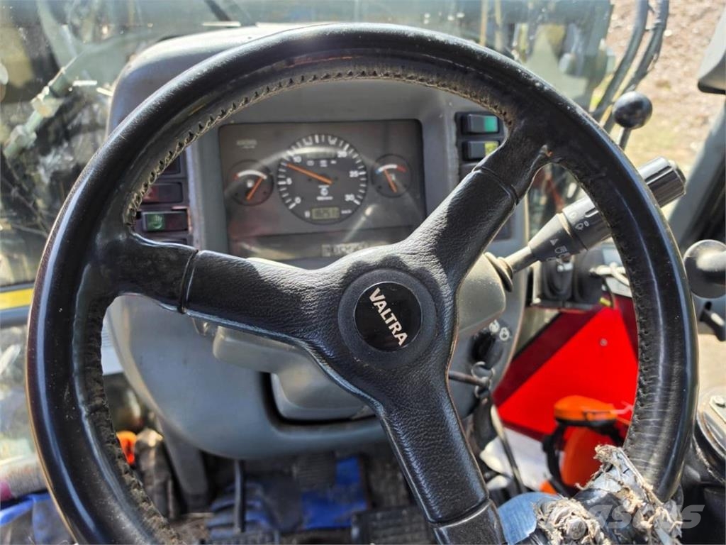 Valtra 6850, Oniar Metsäperävaunu kuormaimella الجرارات