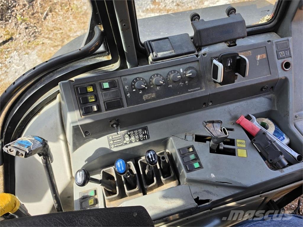 Valtra 6850, Oniar Metsäperävaunu kuormaimella الجرارات